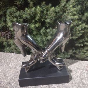 Statue holding couples hands